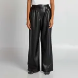 Pantalón ancho de tiro alto color negro, con diseño de piernas amplias y detalle de pliegues en la parte frontal.