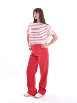 Pantalón de jean recto color rojo con bolsillos laterales.