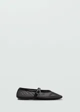 Zapato tipo ballerina de malla negra con puntera redondeada y tira con hebilla sobre el empeine.