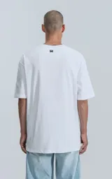 Remerón de algodón premium, color blanco liso, con corte extra oversize, hombros caídos y cuello redondo.