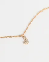 Cadena corta dorada con dije de la letra A cubierto de strass.