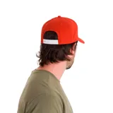 Gorro de béisbol color marrón con logo CAT bordado en negro en el frente. Tiene visera curva y cierre ajustable en la parte posterior.