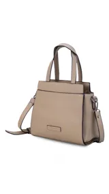 Cartera color beige con doble asa corta y correa larga extraíble. Tiene un bolsillo principal con cierre y varios bolsillos interiores.