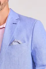 Saco sport color beige claro, de corte clásico, con solapa de muesca, dos botones frontales, bolsillos laterales con solapa y bolsillo en el pecho.