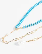 Collar de cuentas color turquesa con cadena metálica dorada, de 45 cm de longitud.