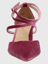 Zapato de tacón de terciopelo color borgoña, con punta fina y tiras cruzadas en el empeine que se atan al tobillo.
