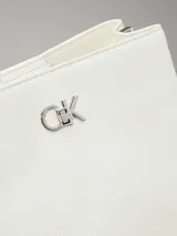 Cartera estilo bucket de piel sintética color blanco, con textura tejida similar al lino. Presenta herrajes metálicos y el monograma 'CK' en la parte frontal. Cuenta con correas de hombro ajustables.