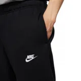 Pantalón de jogging negro con logo de Nike bordado en blanco en el muslo izquierdo.