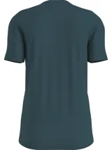 Remera azul petróleo de corte slim fit, cuello redondo y manga corta. Estampado frontal con el logo de Calvin Klein Jeans en color fucsia.