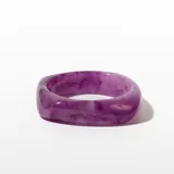 Brazalete rígido de resina color violeta con efecto marmolado.