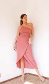 Vestido largo color rojo, de un solo hombro, con breteles finos y falda irregular con abertura lateral.