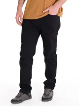 Pantalón de jean negro de corte slim, confeccionado en algodón, poliéster y spandex. Diseño clásico de cinco bolsillos y logo CAT en la parte trasera.
