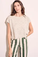 Chaleco de punto color beige con cuello redondo y mangas cortas.