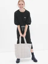 Buzo deportivo Gap color negro, con cuello redondo, mangas largas abullonadas y logo "GAP" bordado en blanco en el pecho.