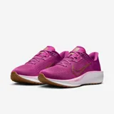 Championes de running Nike Quest 6, color morado con logo en color cobre, entresuela blanca y suela marrón.