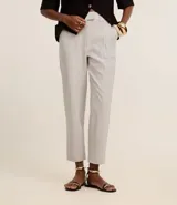 Pantalón carrot de sastrería de cintura alta color azul marino, con trabillas y bolsillos delanteros.