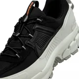 Championes Nike Zoom Vomero 5 Roam, color negro con detalles en gris y blanco.