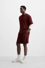 Bermuda negra de corte relaxed fit, con cintura elástica ajustable con cordón, bolsillos frontales y bolsillo trasero de parche.