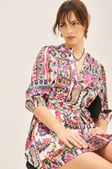 Vestido corto con estampado floral multicolor, cuello redondo, mangas 3/4 y lazo para ajustar en la cintura.