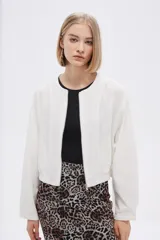 Campera corta blanca de viscosa con cierre frontal y mangas largas.