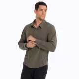 Camisa manga larga color verde oliva, confeccionada en poliéster y spandex. Cuenta con cuello camisero, cierre con botones, bolsillo en el pecho y protección solar UPF 50+.