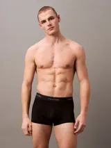 Bóxer negro Calvin Klein de talle bajo, confeccionado en microfibra suave que absorbe la humedad. Cintura elástica con logo multicolor.
