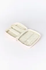 Necesser rectangular acolchado color rosa pálido, con costuras horizontales y asa superior acolchada.