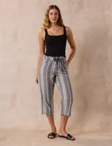 Pantalón capri de lino estampado marca Dash, con pretina ancha elastizada y bolsillos inclinados en la parte delantera.