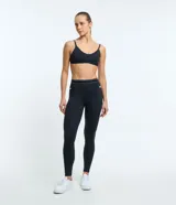 Top deportivo negro de poliamida y elastano, con breteles finos, copas removibles, escote en la espalda y sin estampado.