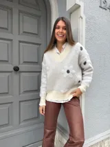 Sweater gris con estampado de flores blancas, cuello en V y mangas largas.