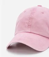 Gorro de béisbol marrón liso, con visera curva y correa ajustable en la parte posterior.