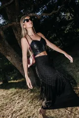 Pareo negro tejido a mano en hilo de seda viscosa, con flecos largos en el borde.