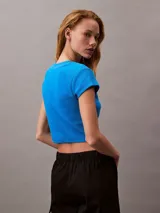 Remera corta azul de algodón con logo de Calvin Klein en rojo.