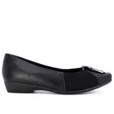 Zapato de vestir Usaflex Viena, color negro, con capellada de cuero y laterales de tejido elástico. Presenta detalle de hebilla plateada en la punta y taco bajo.