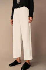 Pantalón culotte color verde oliva, de tiro medio y pierna ancha. Incluye cinturón ajustable con hebilla metálica y cierre lateral con cremallera oculta.