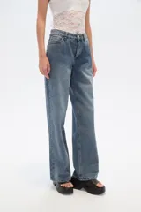 Pantalón de jean azul de corte recto y tiro medio.