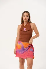 Minifalda multicolor con estampado abstracto en tonos rosa, naranja y violeta, con nudo lateral.