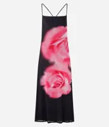 Vestido midi negro de tul con estampado de una rosa rosa en el frente, breteles finos y escote redondo.