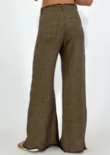 Pantalón de jean blanco de corte ancho con aberturas laterales en el ruedo y costuras a contratono.