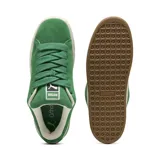 Championes Puma Suede XL color verde con detalles en blanco y suela color caramelo.