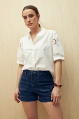 Short de jean azul con bolsillos delanteros y traseros.