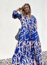 Vestido largo con estampado abstracto en azul y crudo, con escote en V y mangas 3/4.