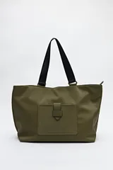 Bolso blanco de símil cuero con terminación suave. Tiene asas anchas de cinta negra y un bolsillo frontal con solapa.