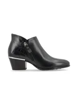 Botineta al tobillo de cuero negro con detalle de cuero croco en el talón, taco intermedio con detalle metálico y cierre lateral. Diseñada en Uruguay, fabricada en Brasil.