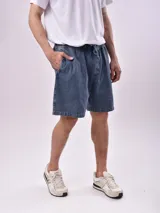 Bermuda de jean azul con cintura elastizada y cordón ajustable.