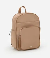 Mochila rectangular color beige con detalles en marrón, con bolsillos internos y externos, cierre en cremallera y superficie sin estampa.