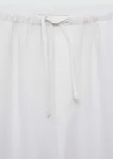 Pantalón de lino blanco, de corte recto, con cintura elástica y lazo de ajuste.
