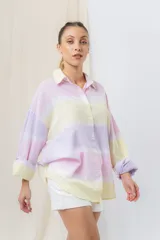 Camisa oversize de algodón liviano con estampado tie-dye a rayas en tonos pastel. Diseño suelto, manga larga con puños arremangados y botones frontales.