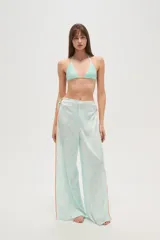 Pantalón largo de tela fluida con estampado de cebra en tonos rosa y fucsia. Tiene corte ancho y aberturas laterales con detalle de argollas.