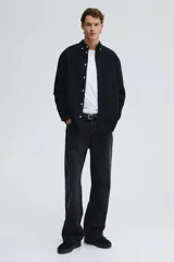 Camisa negra de algodón Oxford con cuello americano, tapeta clásica, bolsillo superior abierto y canesú en la espalda. Mangas largas con puños abotonados y bajo levemente redondeado. Corte estándar para una silueta clásica y cómoda.